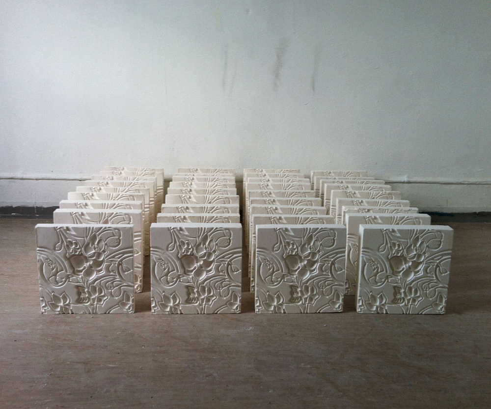 Luana Cruciato - Sans titre, variation I Gravure sur plâtre et 44 moulages en plâtre 20cm x 20cm ECAV, Sierre 2012