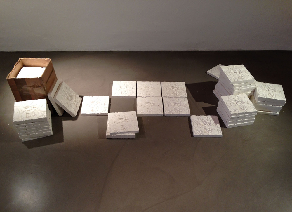 Luana Cruciato - Sans titre, variation III Gravure sur plâtre et 44 moulages en plâtre 20cm x 20cm Dérive(s) Château de Réchy, Réchy
