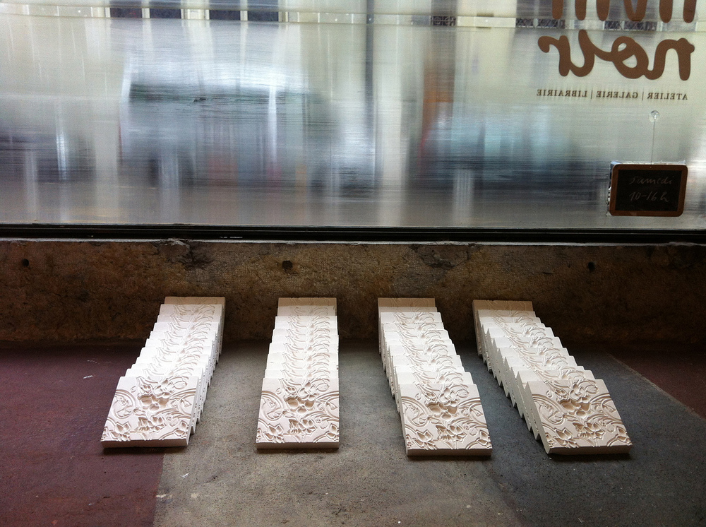 Luana Cruciato - Sans titre, variation II Gravure sur plâtre et 44 moulages en plâtre 20cm x 20cm Curiosités, Collectif LS Galerie Trait Noir, Fribourg